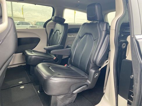 Used 2023 Chrysler Pacifica Touring-L FWD image 24