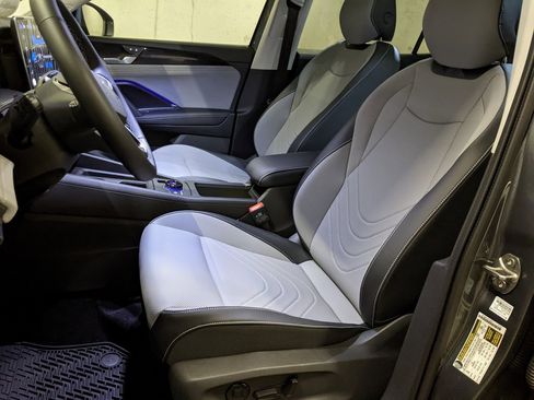 New 2025 Volkswagen Tiguan SE image 11