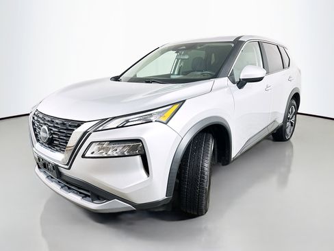 Used 2023 Nissan Rogue SV image 3