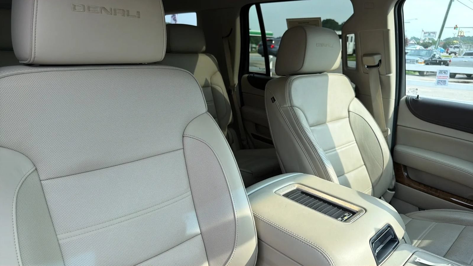 Used 2015 GMC Yukon Denali RWD image 38