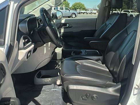 Used 2023 Chrysler Pacifica Touring-L image 17