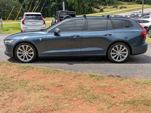 Used 2020 Volvo V60 T5 Momentum FWD image 3
