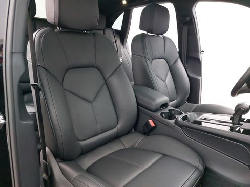 Used 2026 Porsche Macan image 12