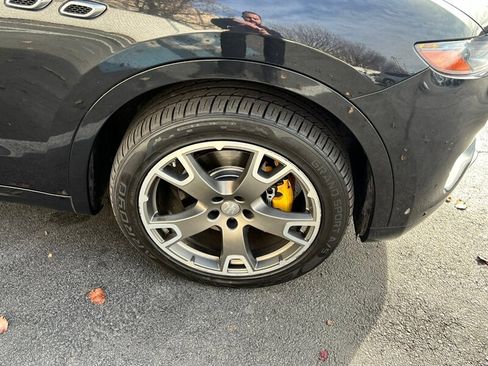 Used 2017 Maserati Levante w/ Luxury Package image 11