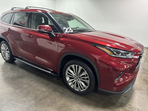 Used 2023 Toyota Highlander Platinum AWD/4WD image 2