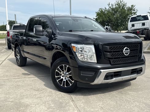 Used 2020 Nissan Titan SV w/ SV Convenience Package RWD image 2