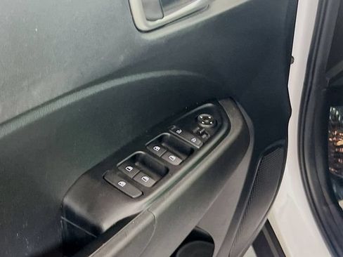 Used 2021 Hyundai Venue SE FWD image 16