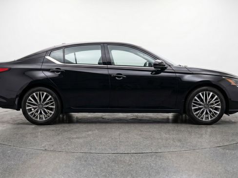 Used 2025 Nissan Altima 2.5 SV FWD image 11