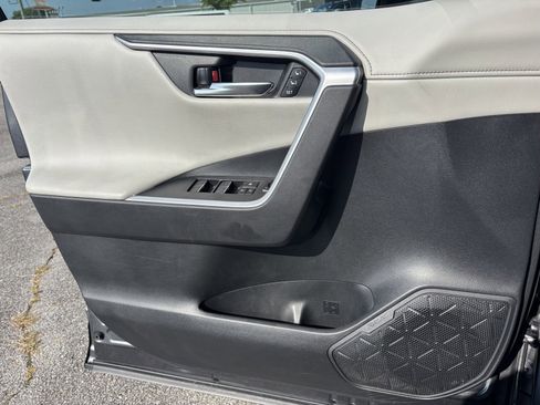 Used 2023 Toyota RAV4 Limited image 17