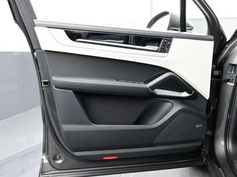 Certified 2025 Porsche Cayenne image 7