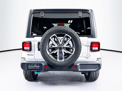 Used 2024 Jeep Wrangler Unlimited w/ Convenience Group AWD/4WD image 7