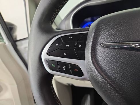 Used 2024 Chrysler Pacifica Touring-L FWD image 22