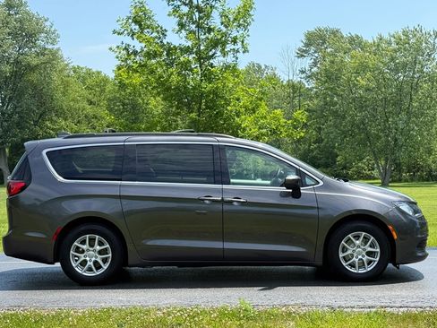 Used 2020 Chrysler Voyager Lxi FWD image 4
