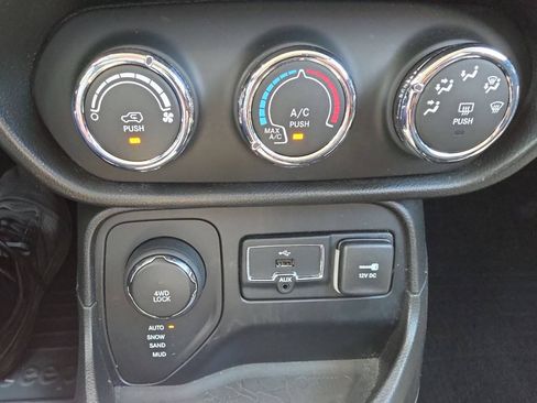 Used 2016 Jeep Renegade Latitude AWD/4WD image 19