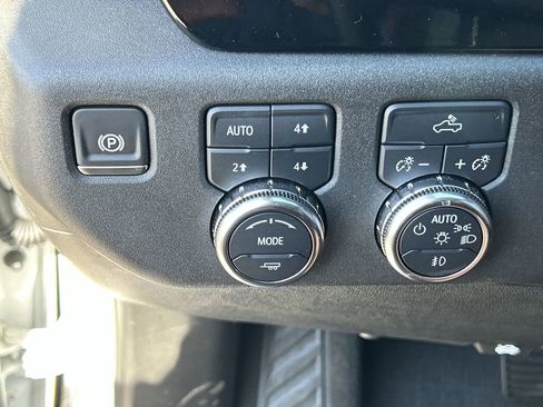 Used 2025 GMC Sierra 1500 Elevation image 18