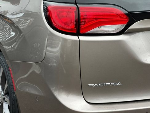 Used 2017 Chrysler Pacifica Limited FWD image 26