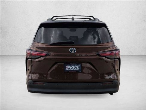 Used 2022 Toyota Sienna XLE FWD image 7