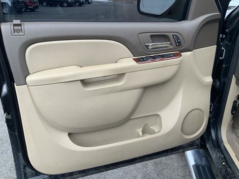 Used 2013 Chevrolet Avalanche LTZ image 24