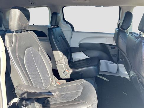 Used 2019 Chrysler Pacifica Touring-L image 30