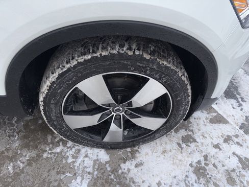 Used 2021 Volvo XC40 T5 Momentum w/ Premium Package image 12