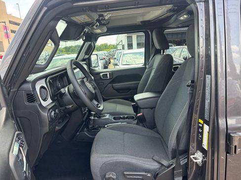 Used 2025 Jeep Wrangler Unlimited Sport AWD/4WD image 24