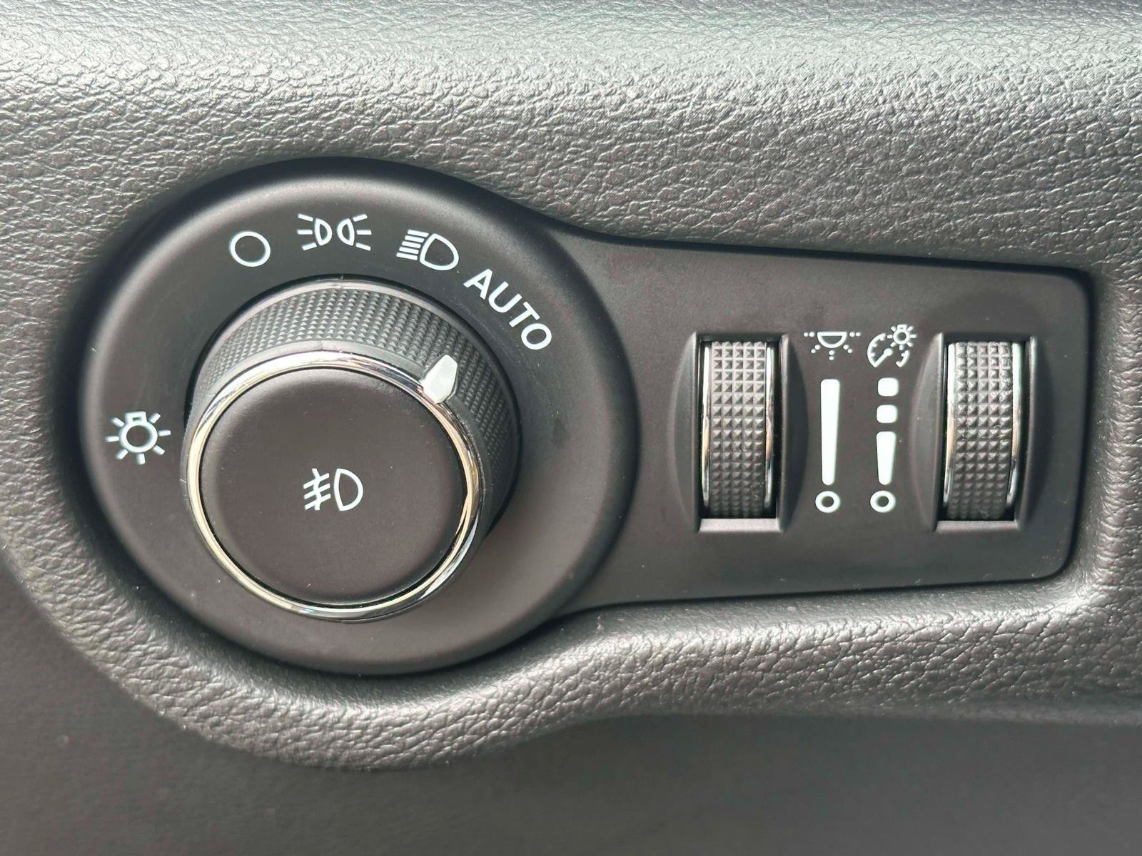 Used 2023 Chrysler Pacifica Pinnacle FWD image 19