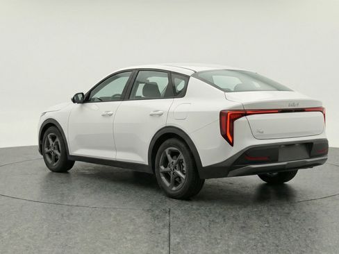 Used 2025 Kia K4 LXS image 6