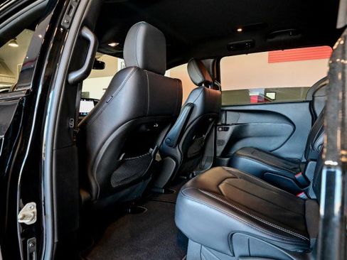 Used 2021 Chrysler Pacifica Touring-L w/ S Appearance Package image 18