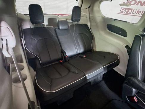 Used 2023 Chrysler Pacifica Limited w/ Uconnect Theater Family Group AWD/4WD image 33