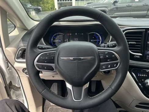 Used 2024 Chrysler Pacifica Limited FWD image 13
