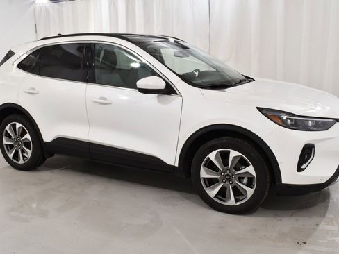 Used 2023 Ford Escape Platinum w/ Premium Technology Package image 5