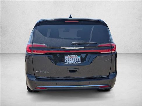 Used 2023 Chrysler Pacifica Touring-L FWD image 9