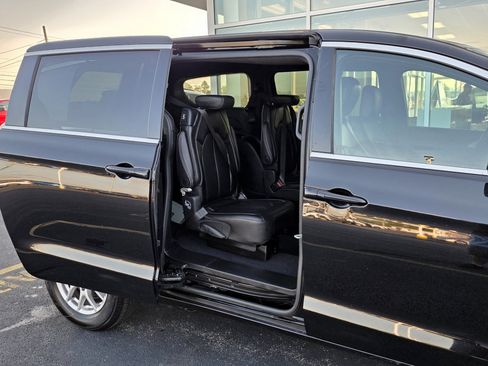 Used 2025 Chrysler Pacifica Select FWD image 31