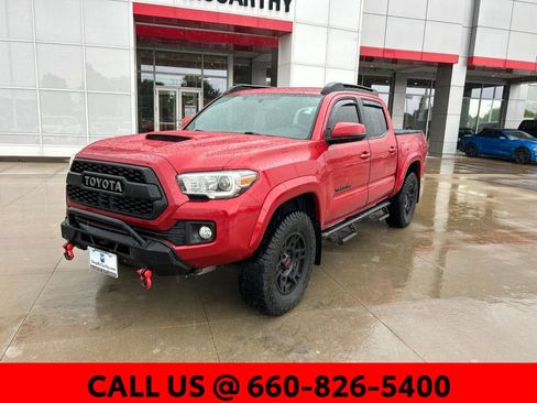 Used 2016 Toyota Tacoma TRD Sport AWD/4WD image 2