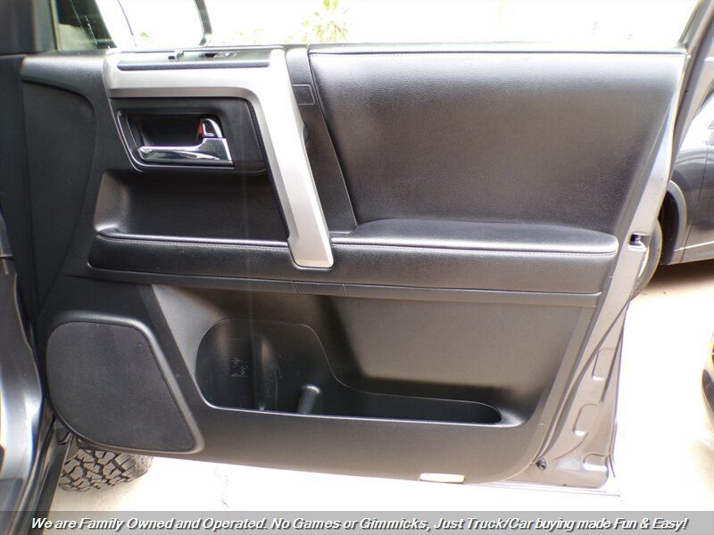 Used 2020 Toyota 4Runner SR5 AWD/4WD image 29