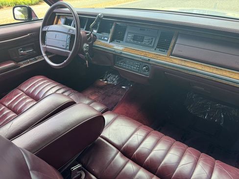 Used 1994 Lincoln Town Car Executive RWD image 16