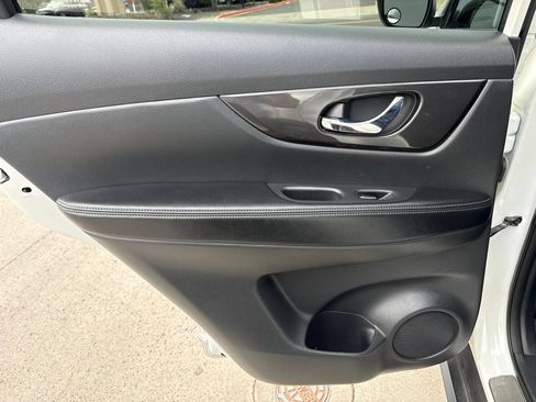 Used 2018 Nissan Rogue SV w/ Premium Package FWD image 27