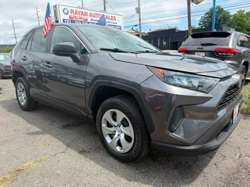 Used 2022 Toyota RAV4 LE AWD/4WD image 2