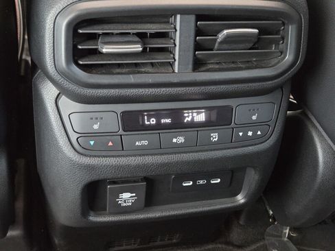 Used 2025 Honda Pilot Black Edition image 16