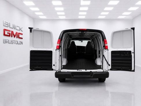 Used 2025 GMC Savana 3500 Extended RWD image 12