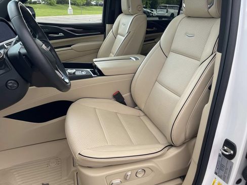 Used 2024 Cadillac Escalade ESV Premium Luxury AWD/4WD image 29