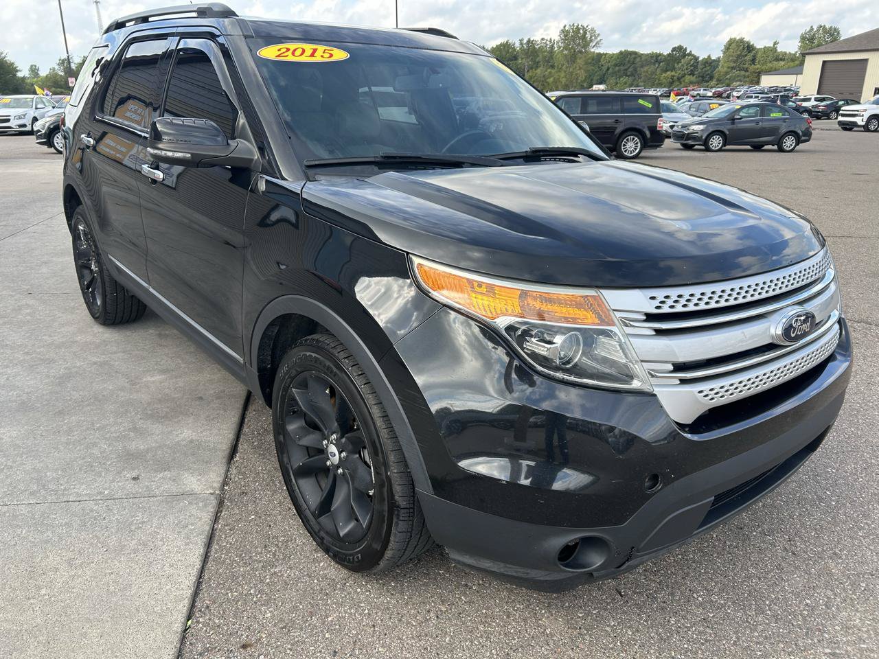 Used 2015 Ford Explorer XLT w/ Equipment Group 202A AWD/4WD image 3