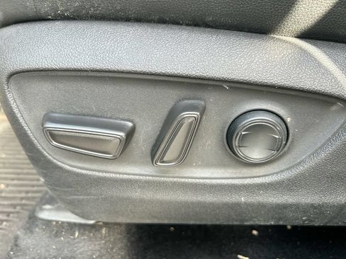 Used 2022 Toyota Highlander XLE FWD image 12
