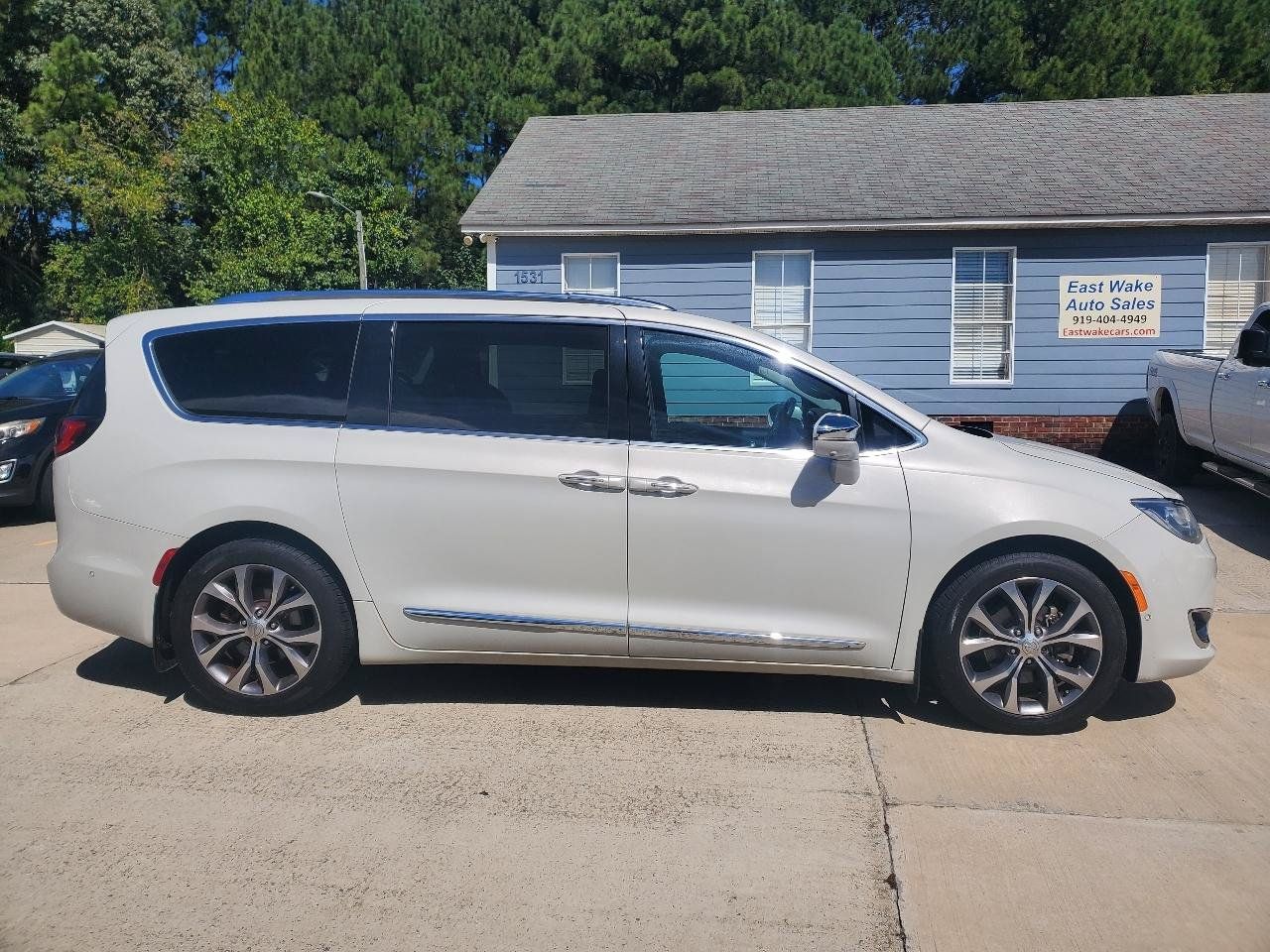 Used 2017 Chrysler Pacifica Limited FWD image 4
