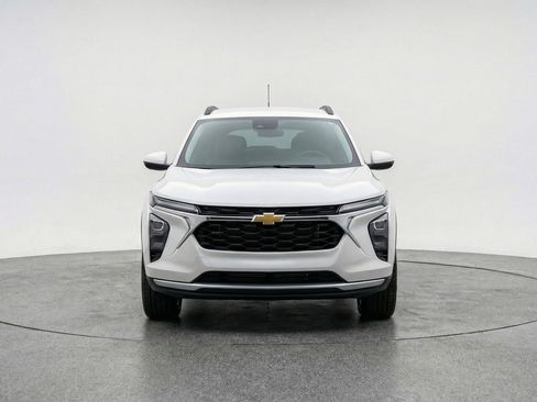 Used 2025 Chevrolet Trax LT w/ LT Convenience Package FWD image 2