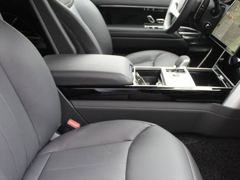 New 2025 Land Rover Range Rover SE image 3