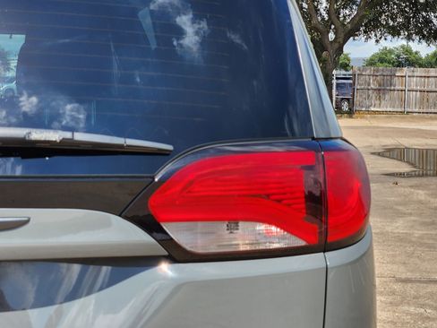 Used 2020 Chrysler Pacifica Touring w/ S Appearance Package FWD image 14