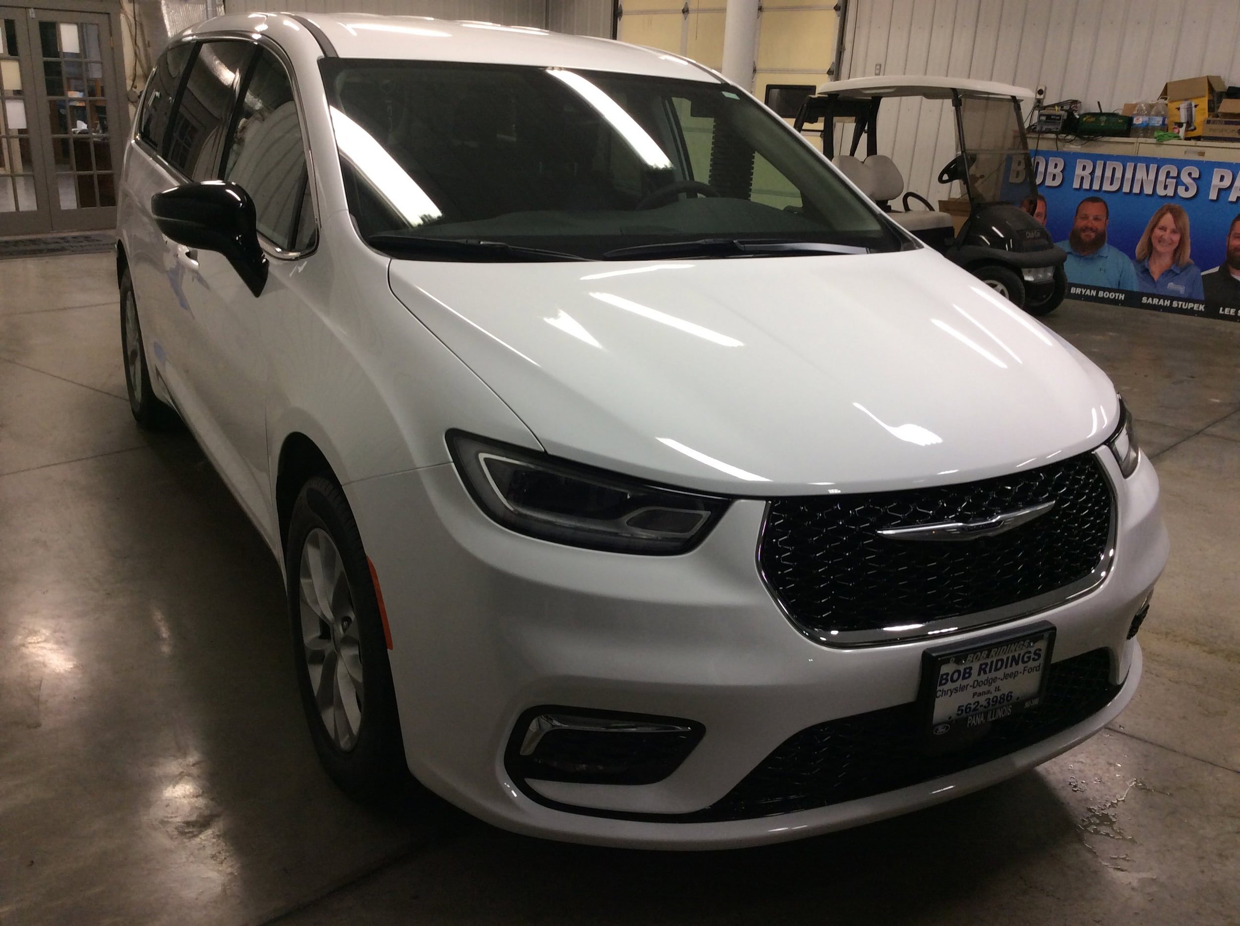 Used 2024 Chrysler Pacifica Touring-L AWD/4WD image 8
