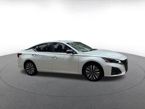Used 2025 Nissan Altima 2.5 SV FWD image 2