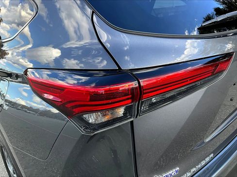 Used 2022 Toyota Highlander XLE image 35